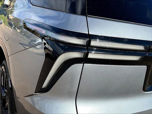 Used 2024 Chevrolet Traverse RS w/ LPO, Floor Liner Package image 33