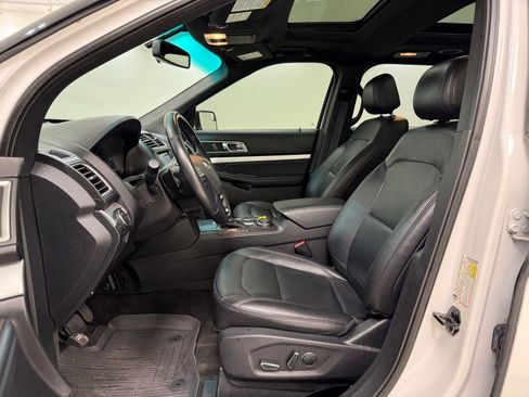 Used 2017 Ford Explorer XLT w/ Equipment Group 202A AWD/4WD image 14