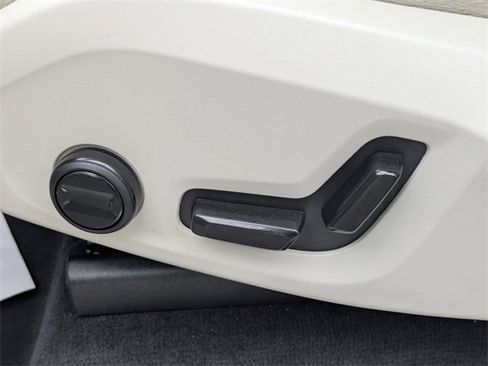 Used 2023 Volvo XC90 B6 Plus image 16