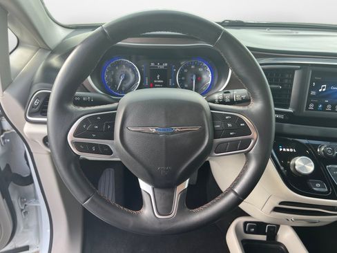 Used 2018 Chrysler Pacifica Touring-L FWD image 13