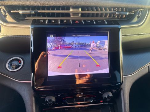 Certified 2024 Jeep Grand Cherokee Laredo w/ Luxury Tech Group I image 21