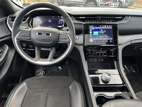 Used 2023 Jeep Grand Cherokee Altitude image 8