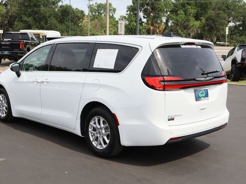 Used 2023 Chrysler Pacifica Touring-L FWD image 7