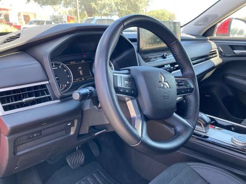Used 2025 Mitsubishi Outlander SE FWD image 9