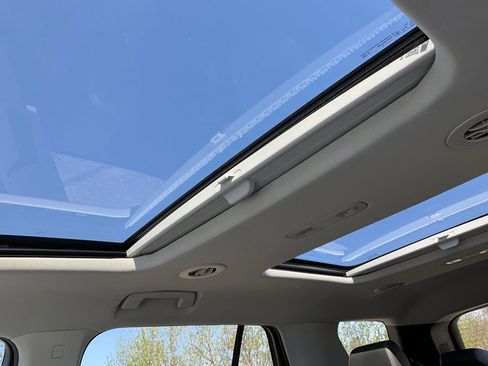 Used 2019 Chevrolet Traverse LT w/ LPO, Blackout Package AWD/4WD image 16