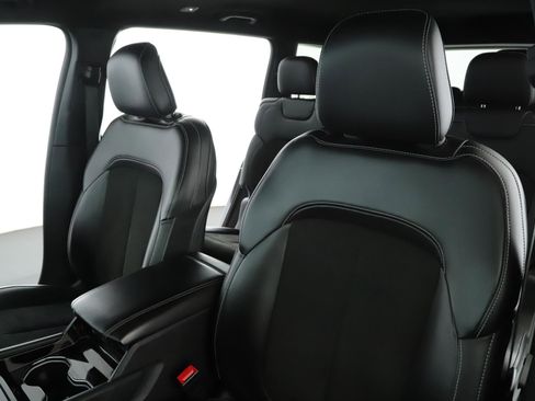 Used 2023 Jeep Grand Cherokee L Laredo image 4