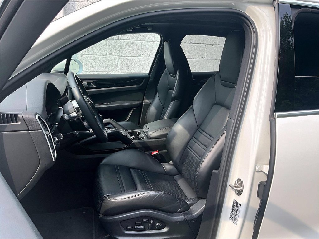 Certified 2023 Porsche Cayenne AWD/4WD image 5