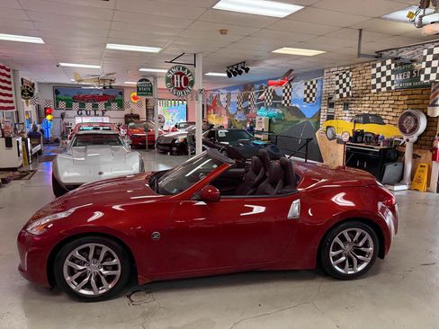 Used 2013 Nissan 370Z Touring RWD image 3