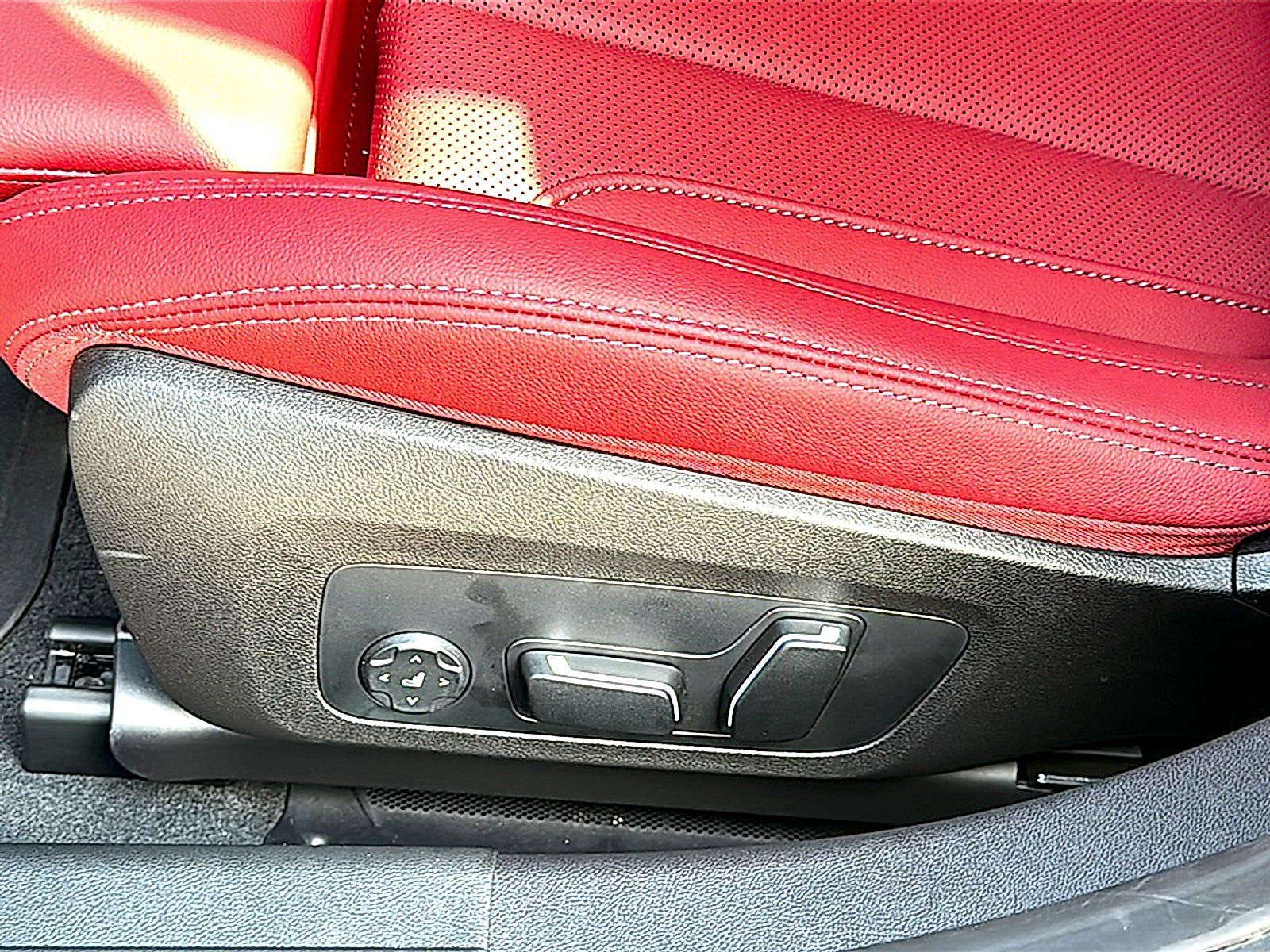 New 2026 BMW 330i Sedan w/ M Sport Package RWD image 12