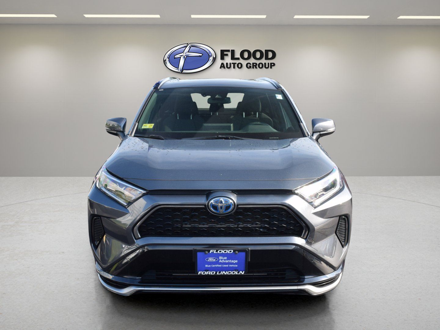Used 2021 Toyota RAV4 SE w/ Weather & Moonroof Package AWD/4WD image 2