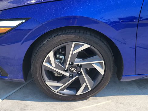 Used 2025 Hyundai Elantra Limited FWD image 9