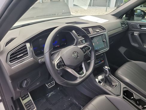 Used 2023 Volkswagen Tiguan SE R-Line FWD image 19