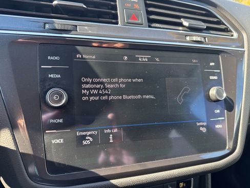 Used 2021 Volkswagen Tiguan SE image 31