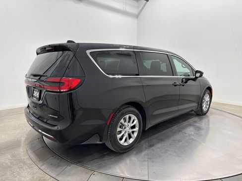 New 2026 Chrysler Pacifica Limited FWD image 7