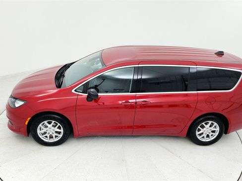 Used 2024 Chrysler Voyager LX image 13