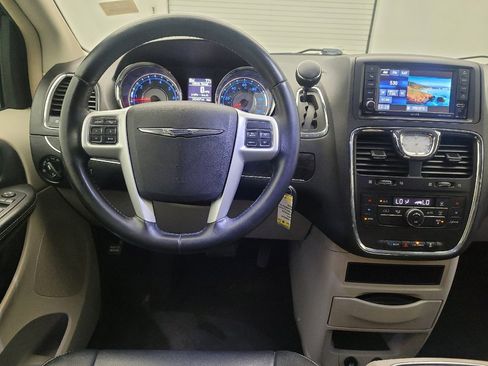 Used 2016 Chrysler Town & Country Touring image 22