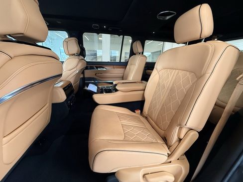 Used 2022 Jeep Grand Wagoneer Series III image 19