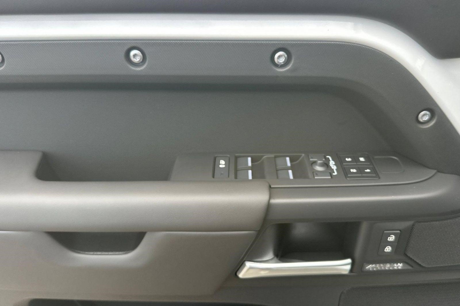 New 2026 Land Rover Defender 110 X-Dynamic SE AWD/4WD image 14