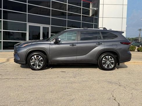 Used 2025 Toyota Highlander XLE AWD/4WD image 6