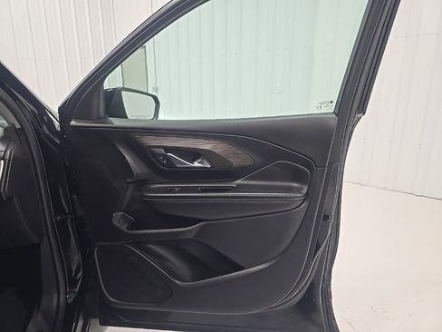 Used 2024 GMC Terrain SLT image 29