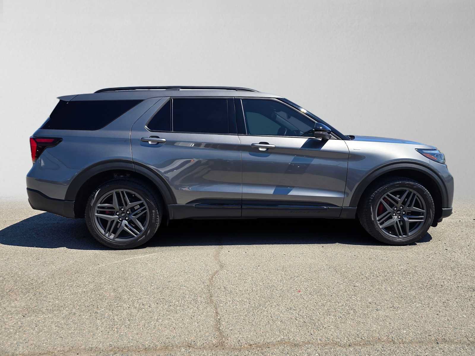 Used 2025 Ford Explorer ST-Line w/ Premium Package AWD/4WD image 2
