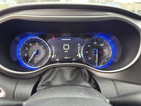 Used 2024 Chrysler Pacifica Touring-L image 32