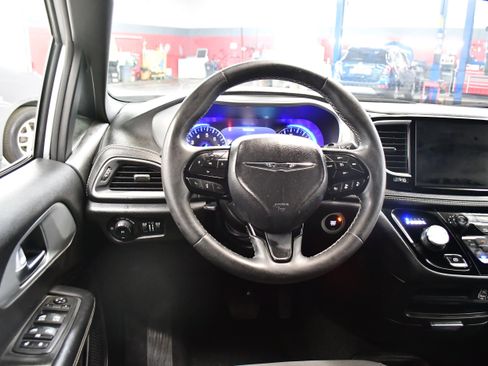 Used 2023 Chrysler Pacifica Touring FWD image 8