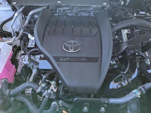 Used 2024 Toyota Highlander XLE FWD image 21