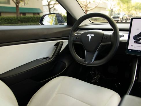 Used 2020 Tesla Model 3 Standard Range image 31