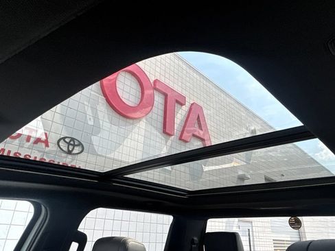 Used 2025 Toyota Tundra Limited AWD/4WD image 22
