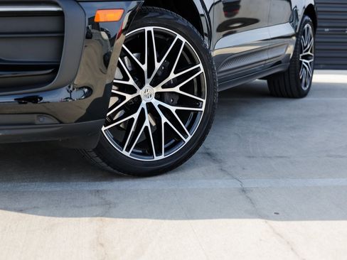 Certified 2025 Porsche Macan image 12