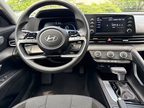 Used 2025 Hyundai Elantra SE FWD image 20