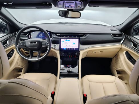 Used 2024 Jeep Grand Cherokee Limited image 32