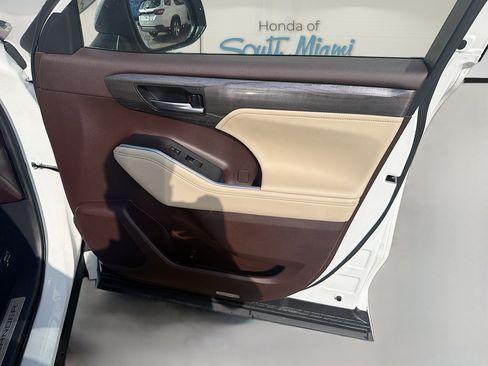 Used 2022 Toyota Highlander Limited image 35