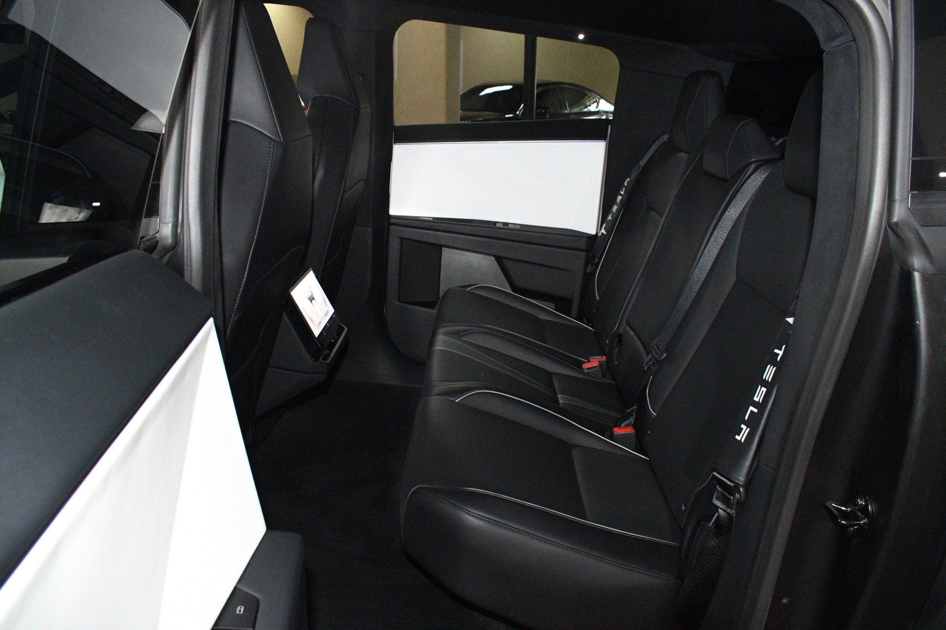 Used 2024 Tesla Cybertruck AWD Crew Cab image 49