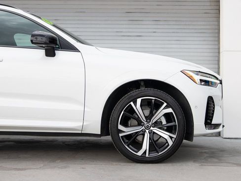 Used 2022 Volvo XC60 B5 R-Design w/ Advanced Package image 5