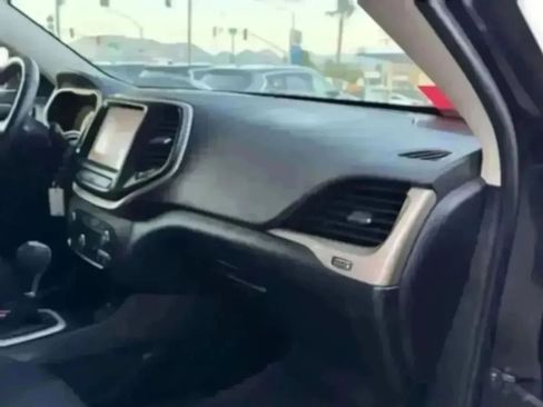 Used 2016 Jeep Cherokee Latitude FWD image 27