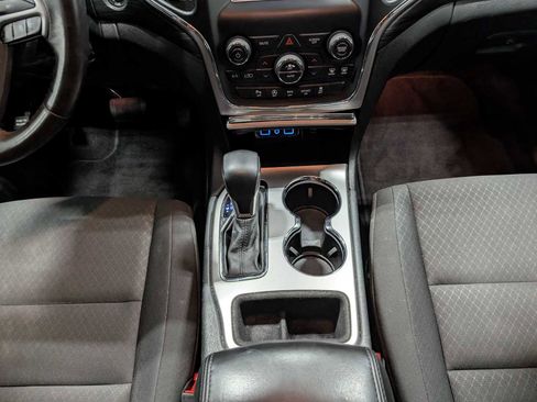 Used 2019 Jeep Grand Cherokee Laredo image 18