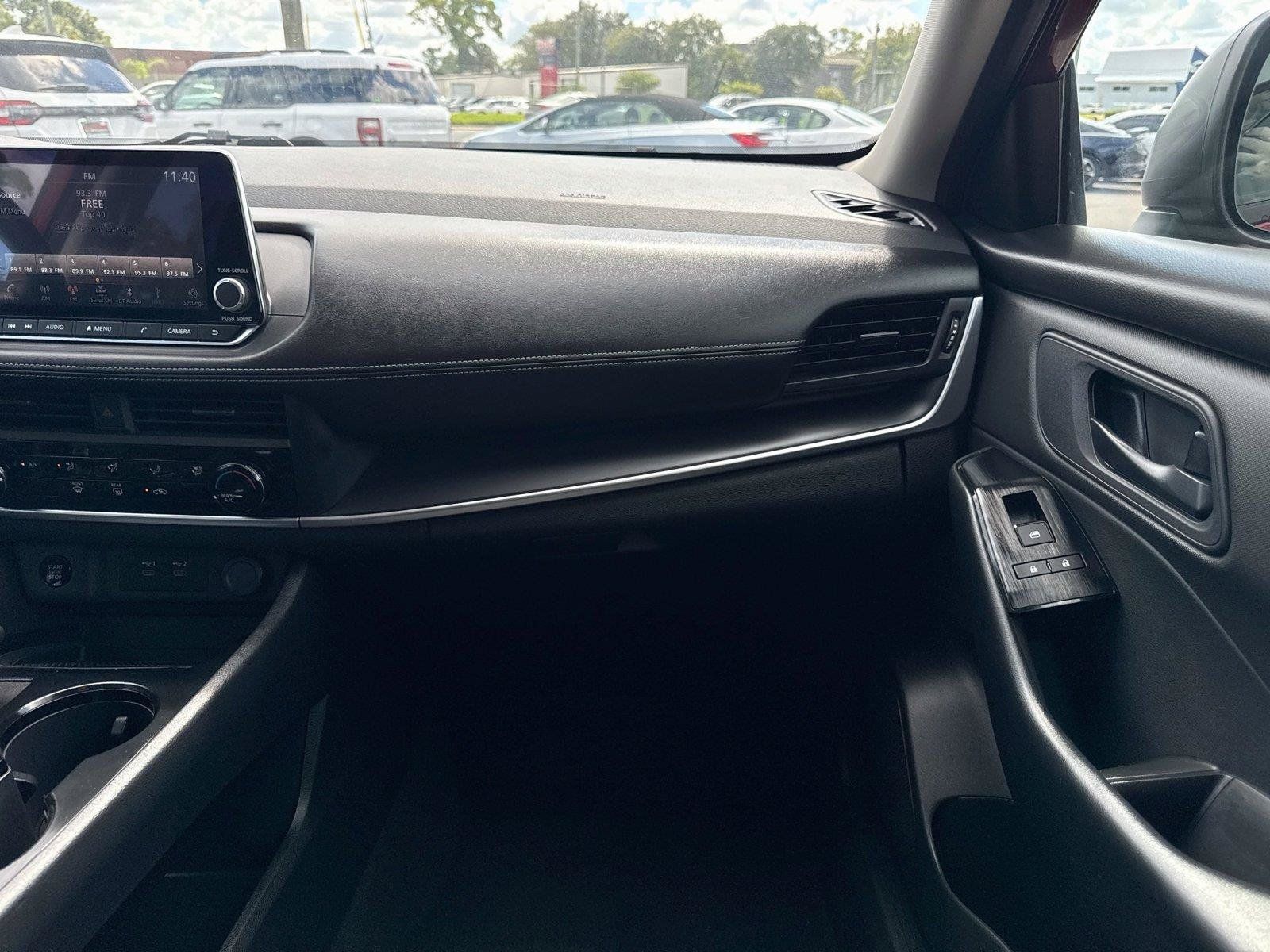 Used 2025 Nissan Rogue S FWD image 29