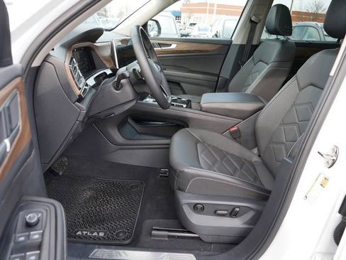 Certified 2025 Volkswagen Atlas SE w/ Panoramic Sunroof Package AWD/4WD image 13