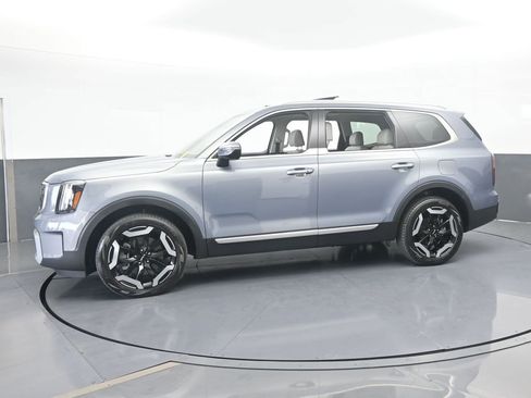 Used 2024 Kia Telluride EX w/ EX Captain's Chair Package image 2