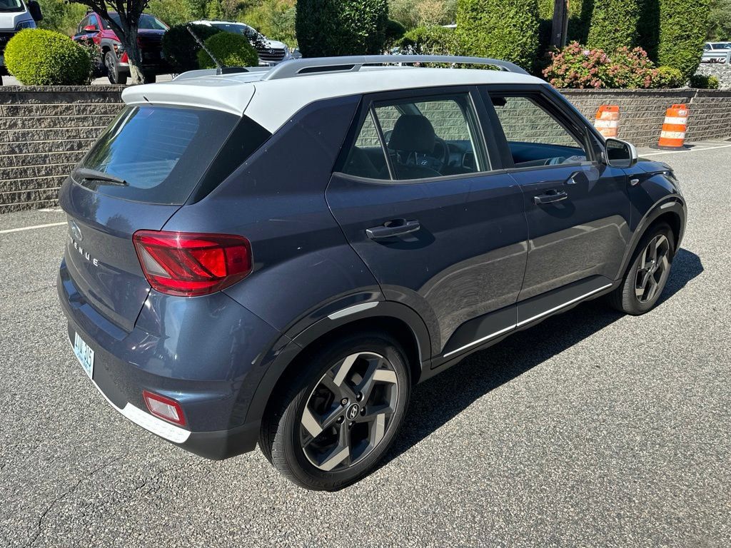 Used 2024 Hyundai Venue Limited FWD image 4