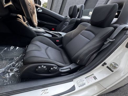 Used 2015 Nissan 370Z Roadster RWD image 12