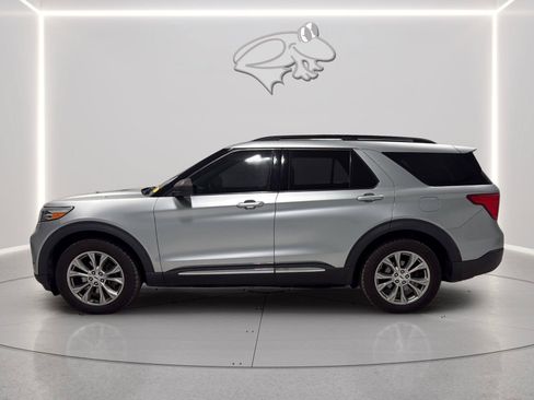 Used 2020 Ford Explorer XLT w/ Equipment Group 202A AWD/4WD image 2