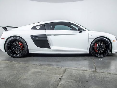 Used 2018 Audi R8 V10 w/ Premium Package RWD image 15