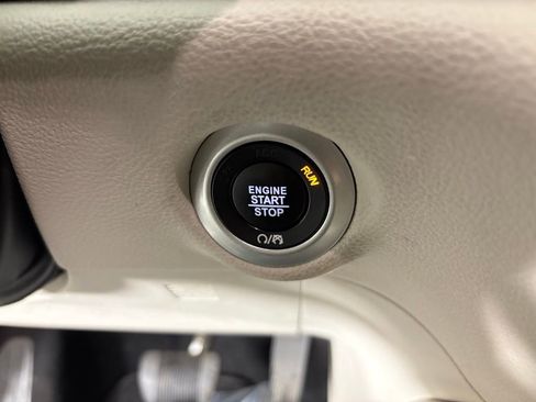 Used 2023 Chrysler Pacifica Limited image 25