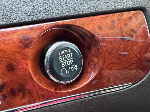 Used 2014 Chrysler Town & Country Limited w/ Luxury Group FWD image 25