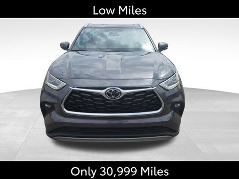 Used 2022 Toyota Highlander Platinum AWD/4WD image 2
