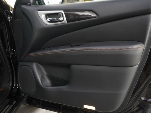 Used 2019 Nissan Pathfinder SL AWD/4WD image 9