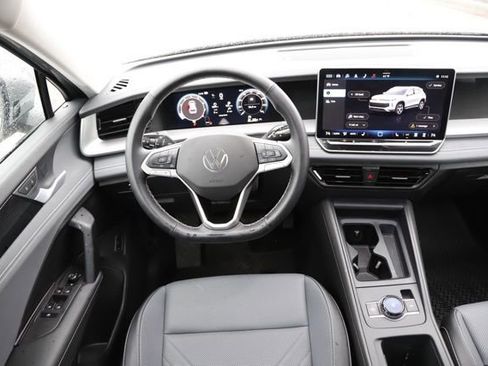 Used 2025 Volkswagen Tiguan SE w/ Panoramic Sunroof Package AWD/4WD image 19